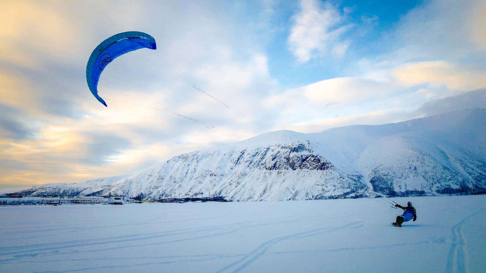 Snowkiten: Winter-Funsport aus Skifahren, Snowboarden und Kitesurfen